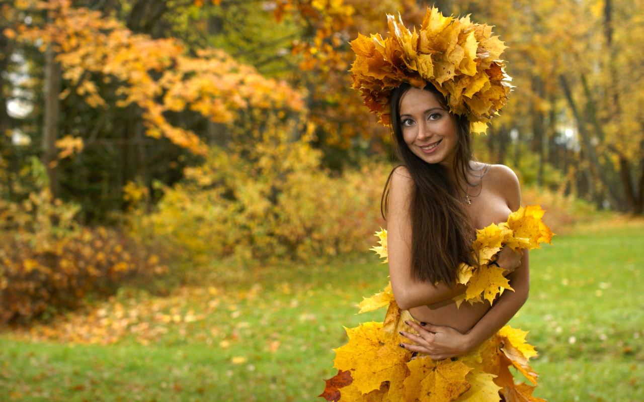 Девушка в осенних листьях ню