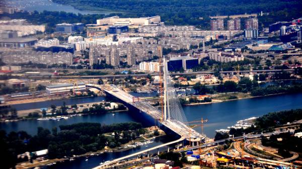 Строящийся мост, развивающийся город