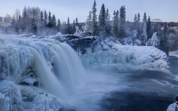 Замерзший водопад зимой