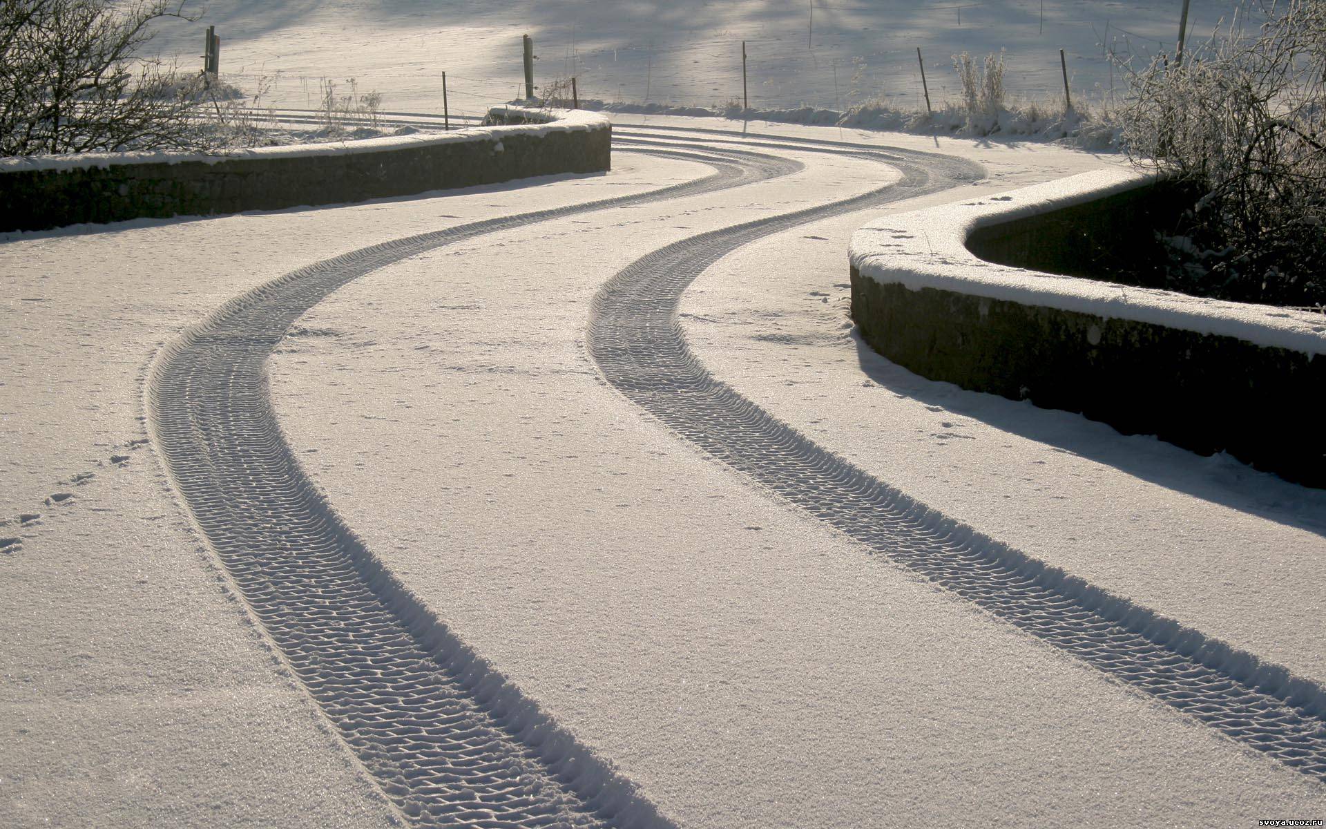 Указанная дорога. Следы от машины на дороге. Следы от колес на дороге. Следы от машины на снегу. Следы от машины на асфальте.