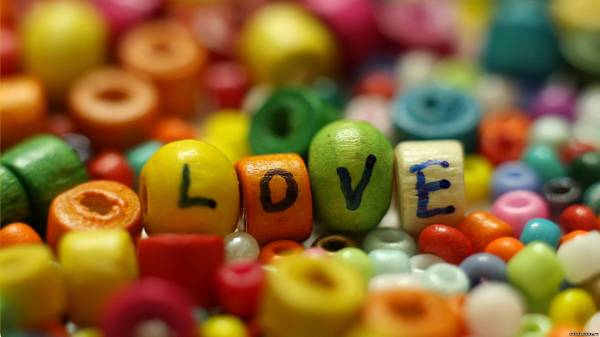 Слово LOVE цветное и красивое. Обои 1920x1080