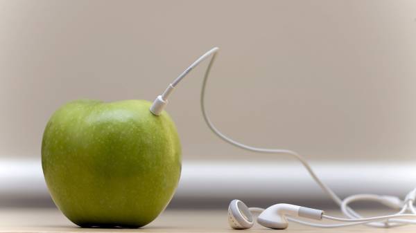 Прикол на тему Apple - наушники в яблоке