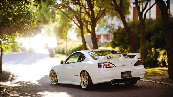 Белый Nissan Silvia солнечным днем