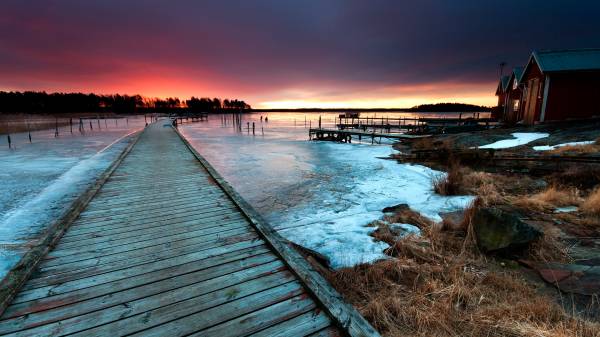 Пейзаж на закате с водой