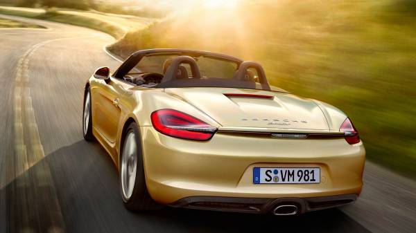 Золотой Porsche на дороге