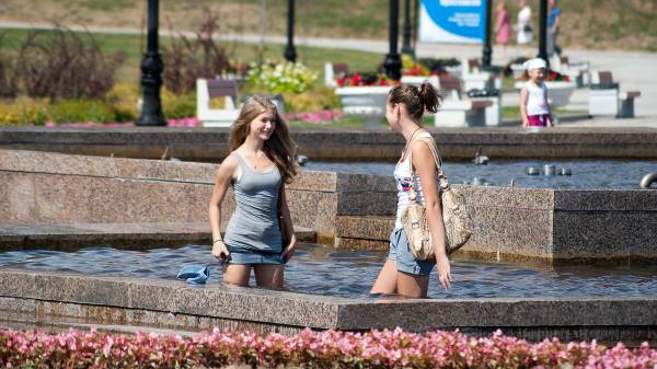 Молодые девушки в фонтане